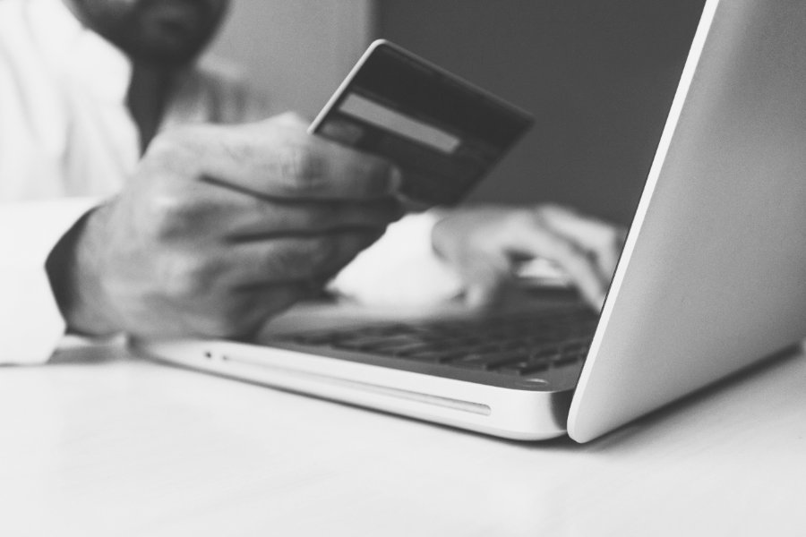 Online-Einkauf mit Kreditkarte am Laptop