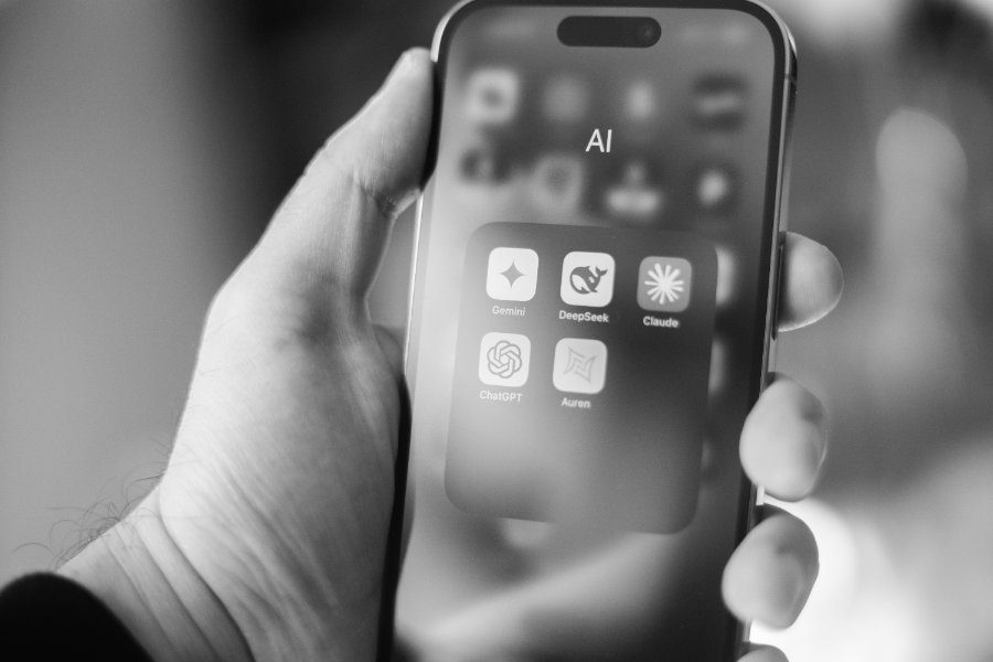 Smartphone mit KI-Apps (ChatGPT, Gemini, Claude)