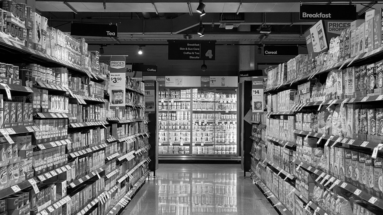 ChatGPT-Shopping: Blick durch einen Supermarktgang mit Produktregalen