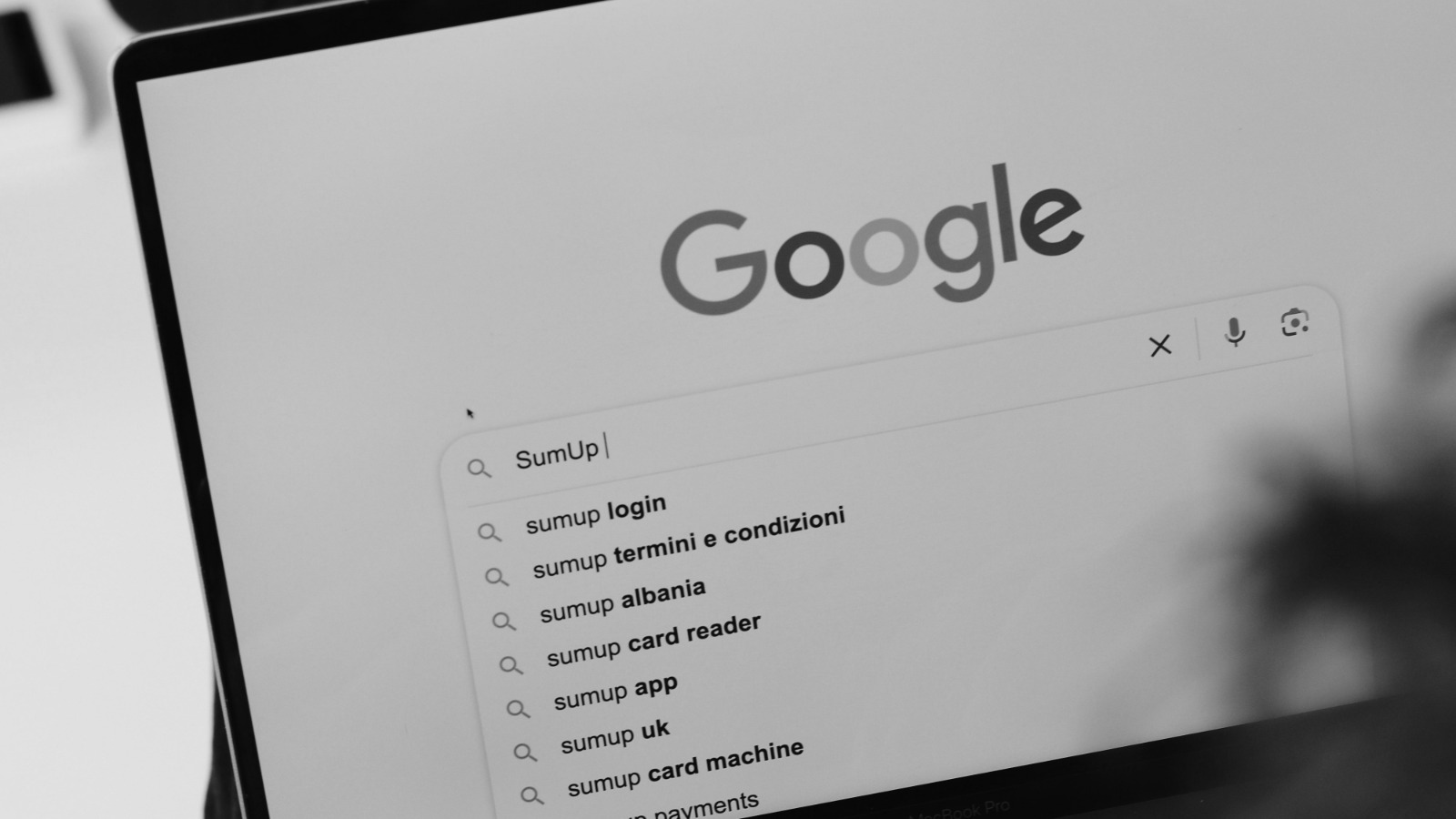 E-Commerce SEO 2026: Google-Produktsuche mit Suchvorschlägen auf einem Laptop