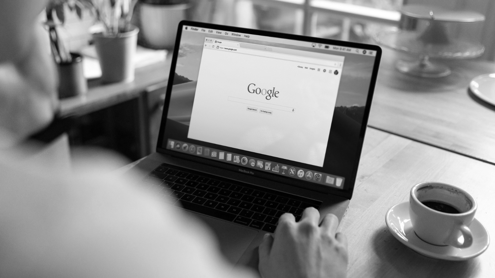 E-E-A-T für KI: Person recherchiert am MacBook mit geöffneter Google-Suche