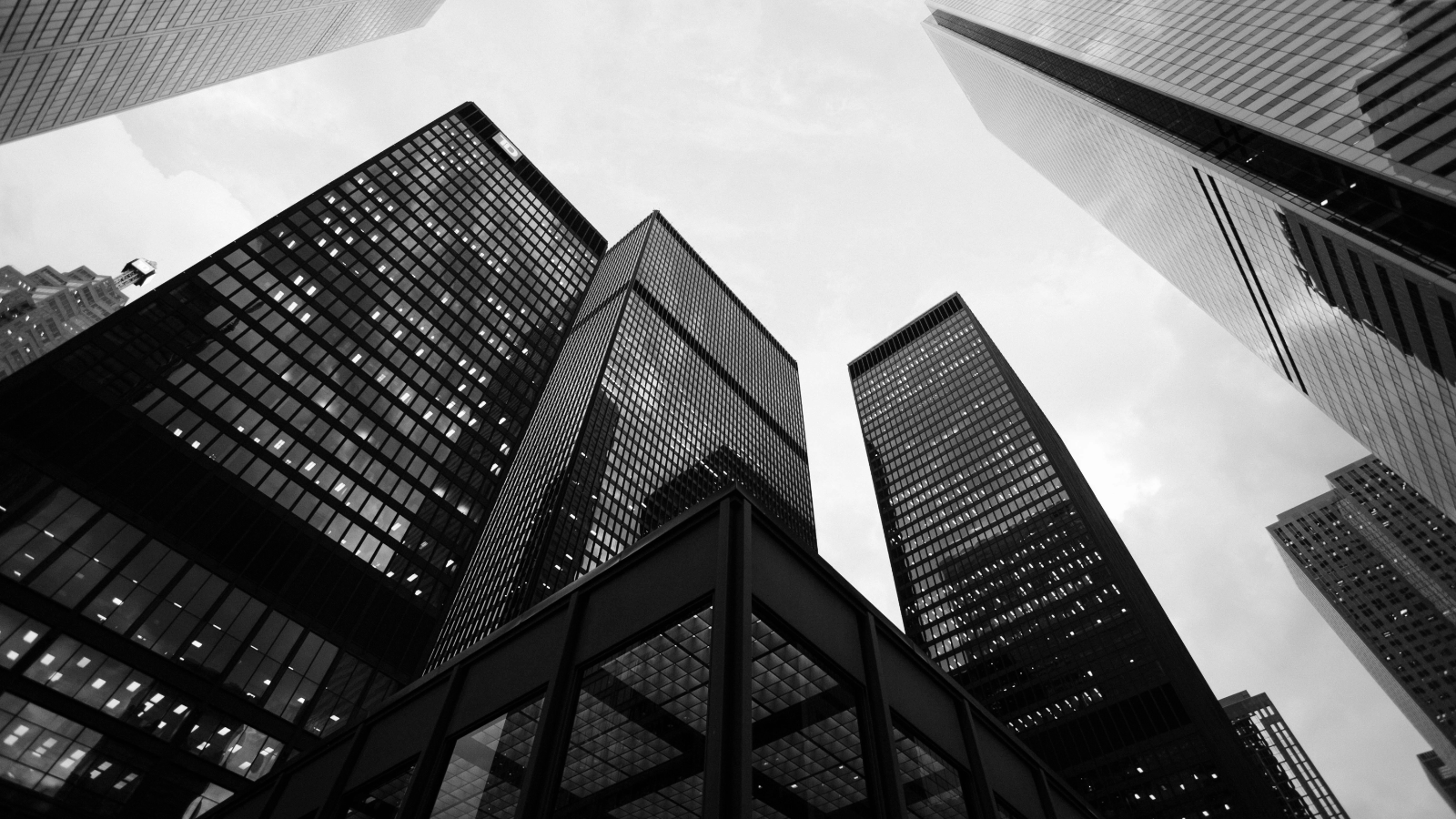 SEO für Finanzdienstleister: Hochhäuser der Finanzbranche aus der Froschperspektive
