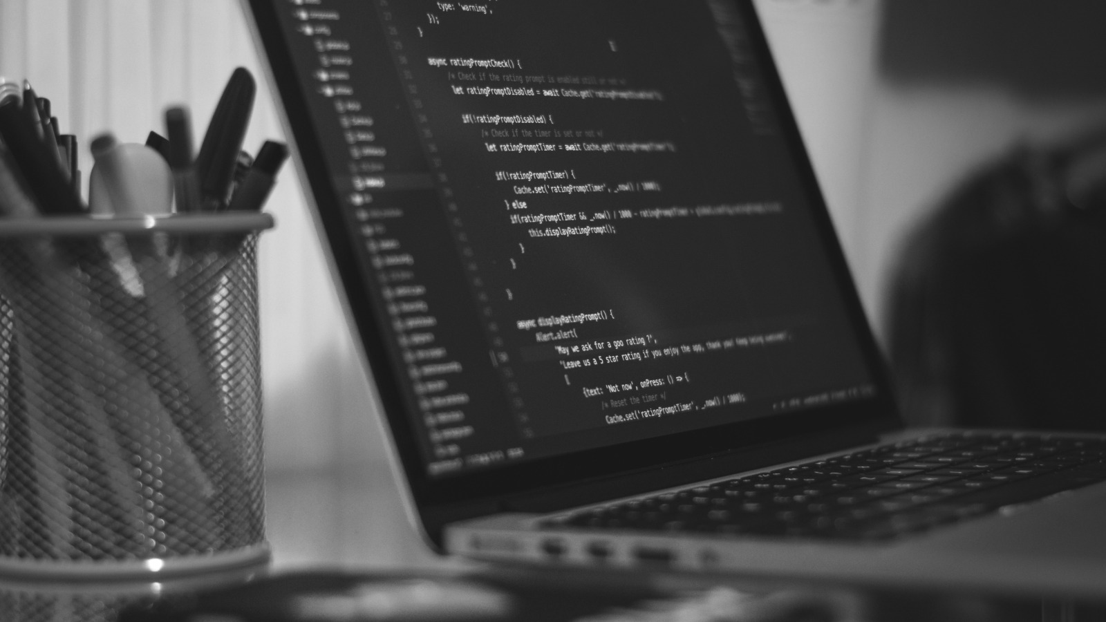 Schema.org für KI: strukturierte Daten als Programmcode auf einem Laptop-Bildschirm